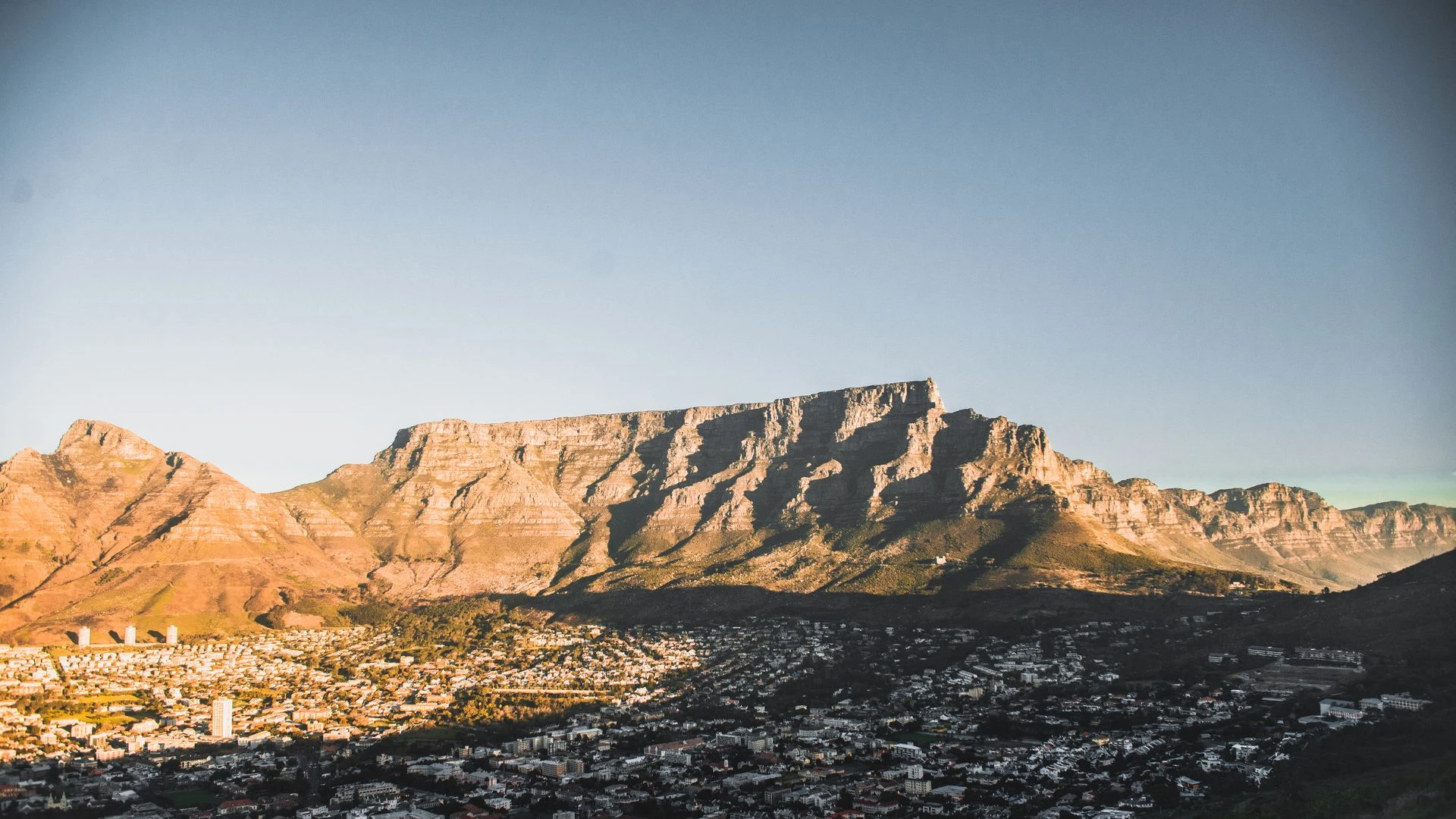 Cape Town Table Mountain flat-topped peak over the city
